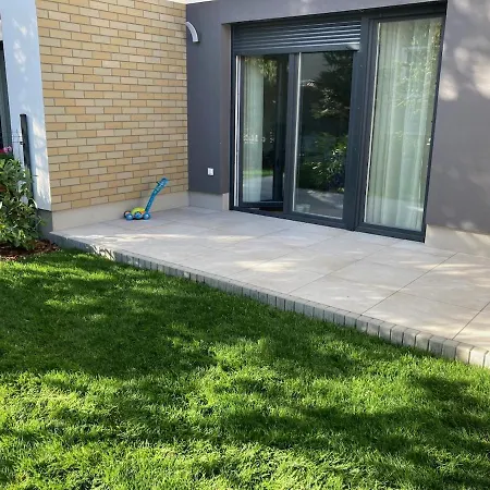 Apartment Modern Terraced With Garden
