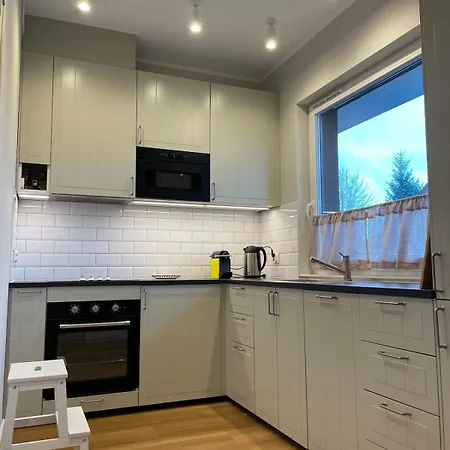 Modern Terraced With Garden *